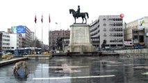 Ankara'da Korona etkisi: Meydan, cadde, sokak ve parklar boş kaldı