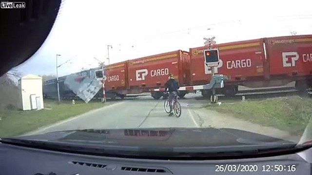 Ce vélo a eu chaud au passage à niveau ! Surprise un deuxième train !