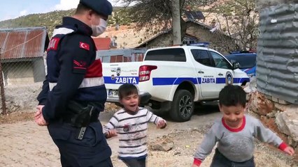Çocukların jandarma ekibine sevgi gösterisi gülümsetti - ANTALYA