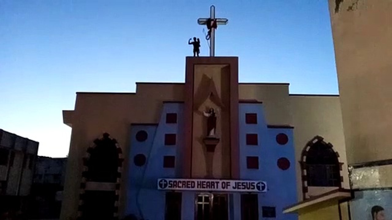 शामली: 4 साल मासूम बच्चे के साथ टावर पर चढ़ा व्यक्ति