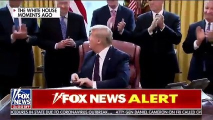 Trump montre comment propager le Coronavirus