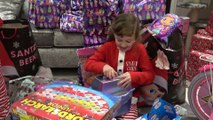 Sophia, Isabella e Alice Abrindo Presentes Especiais Surpresas do Natal