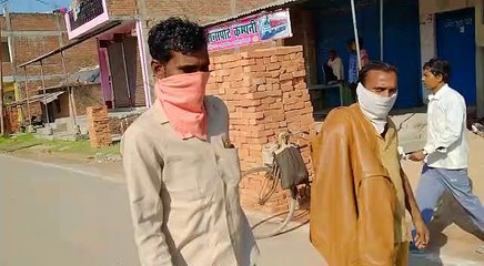 दूसरे प्रदेशों से पैदल चल कर  घर लौटने को मजबूर लोग