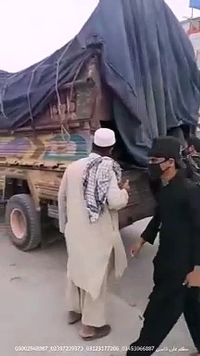 بھیڑ بکریوں کی ترھا لدے ٹرکوں میں یہ انسان