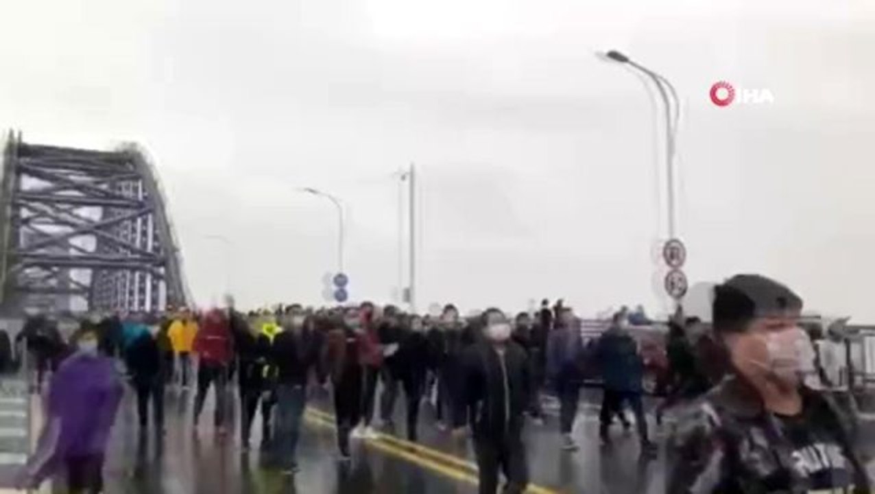 Çin'in Wuhan kentinde halk isyan çıkardı, polise saldırdı