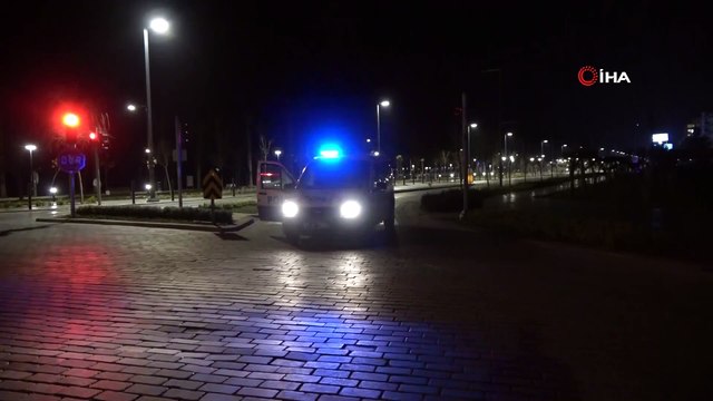 Dünyaca ünlü Konyaaltı sahili çift yönlü araç trafiğine kapatıldı