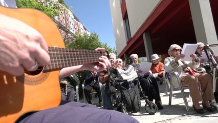 Actividades y fiestas en una residencia de Sevilla para aliviar el confinamiento