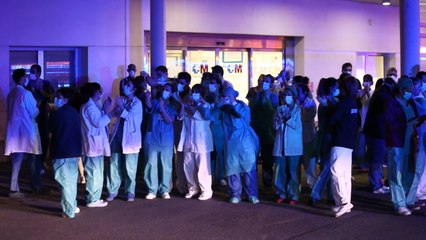 Скачать видео: Homenaje a los sanitarios del Hospital Infanta Elena de Valdemoro (Madrid)