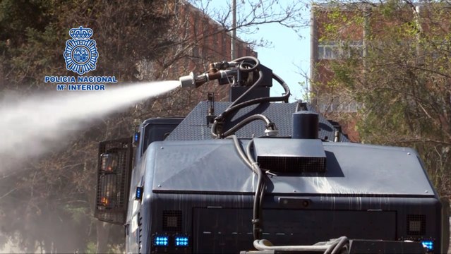 La Policía Nacional utiliza su camión desinfectante