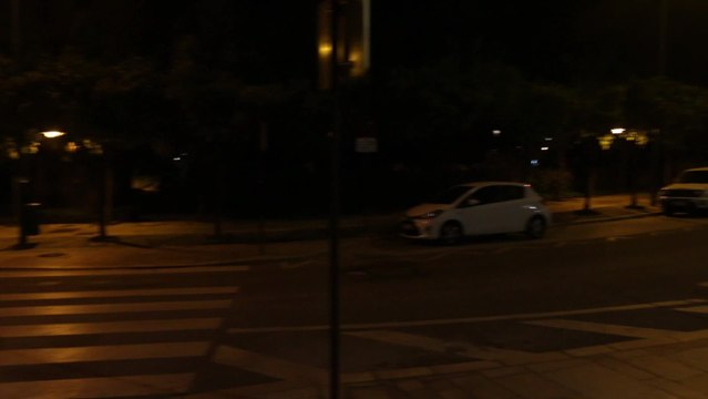 Vistas nocturnas de las calles de Málaga completamente vacías