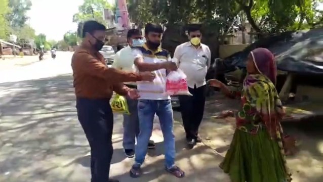 इटावा: महेवा ब्लाक परिषद के अधिकारियों ने ग्रामीण क्षेत्रों में बाटी सामग्री