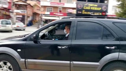 Kaymakam ve belediye başkanı 65 yaş üstü vatandaşların temel ihtiyaçlarını birlikte teslim etti