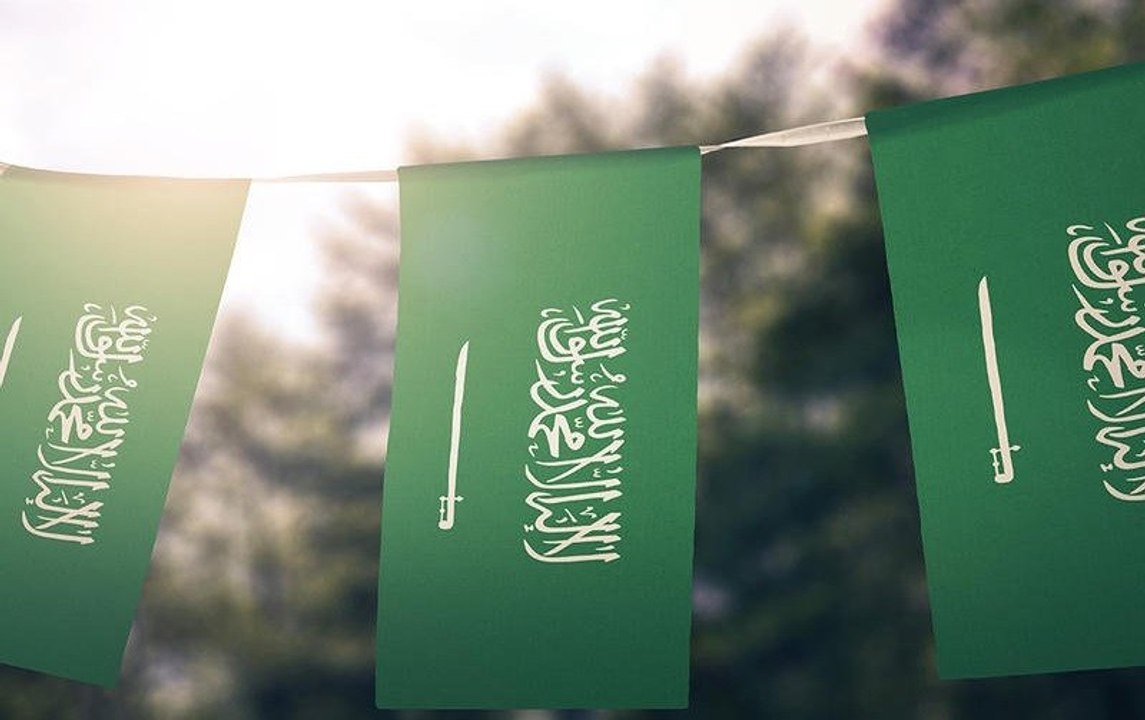 سعوديون يرددون النشيد الوطني من داخل المنازل!