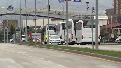 Karantinadaki umreciler memleketlerine gönderiliyor - Otobüslerin Gölbaşı'ndaki öğrenci yurduna girişi - ANKARA