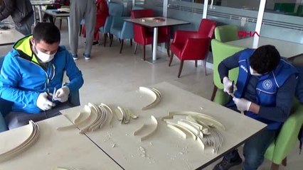 Sağlık çalışanları için korumalı maske üretiyorlar