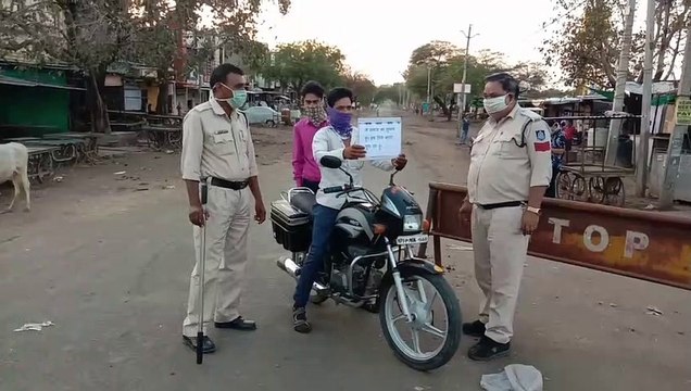 गरोठ : में समाज का दुश्मन हूं पर्ची थमा कर सीखाया लॉकडाउन का पाठ