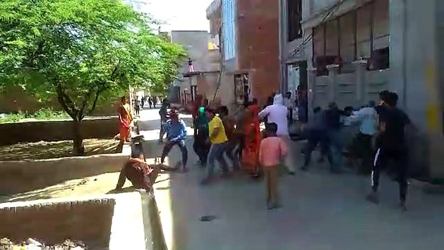 हाथरस: रास्ते पर मिट्टी डालने को लेकर दो पक्षों में हुआ खुनी संघर्ष