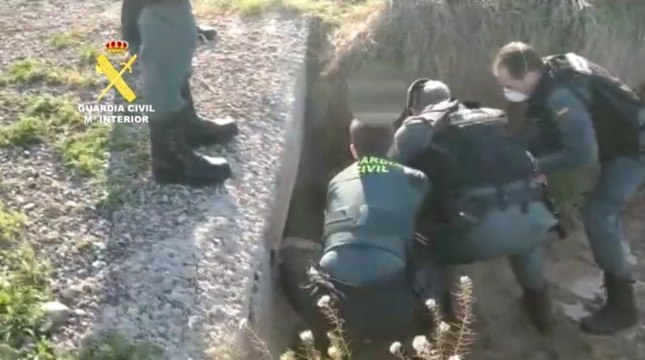 Guardia Civil auxilia a un ciclista accidentado en un camino en Mallén