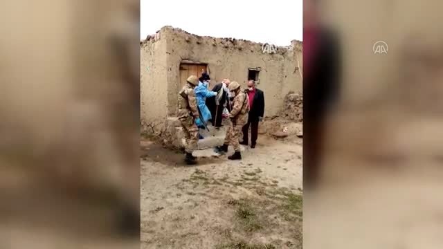 Evinde rahatsızlanan Fatma teyzeyi Vefa Sosyal Destek Grubu hastaneye ulaştırdı - AĞRI