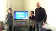 Van'da EBA-TV'den derslerini takip edemeyen 2 kardeşe televizyon hediye edildi