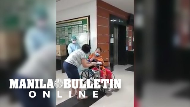 Healthcare workers celebrate the recovery of COVID-19 patient