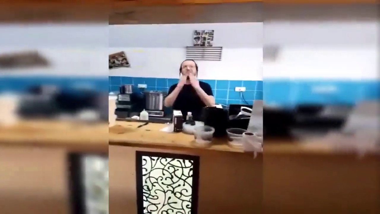 مواطن يهودي يقوم بتشغيل القران الكريم في مطعمه في زمن الكورونا