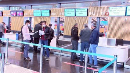 İstanbul Havalimanı'nda yolcular seyahat izin belgesi için başvuruyor
