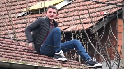 Yardım için çatıya çıktı, mahsur kaldı