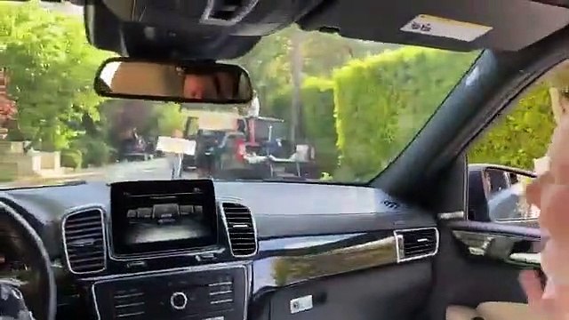 Vizinhos fazem parada para celebrar o último dia de quimioterapia de uma jovem