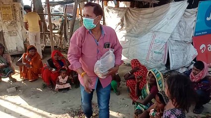 बाराबंकी: समाज सेवी ने भूखे प्यासे मजदूरों को बाटे बिस्कुट और फल