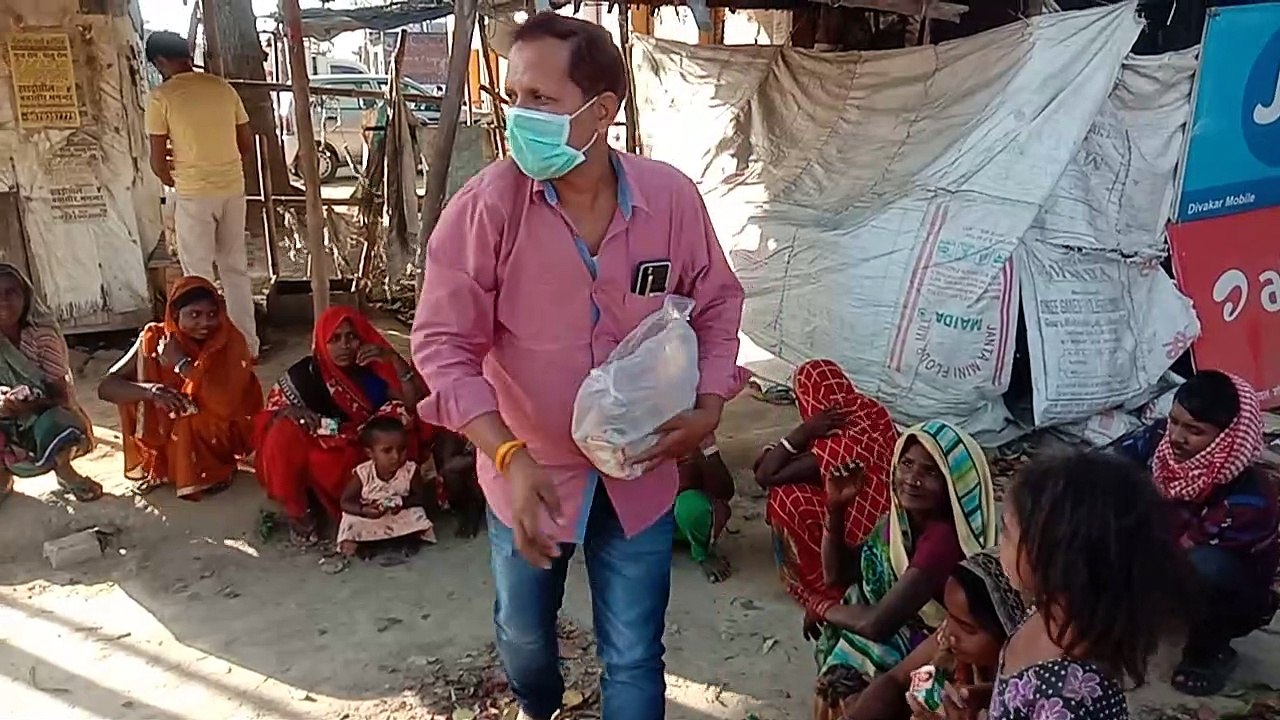 बाराबंकी: समाज सेवी ने भूखे प्यासे मजदूरों को बाटे बिस्कुट और फल