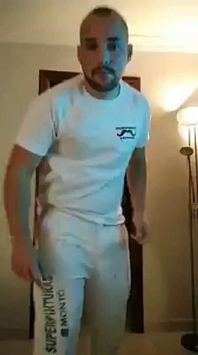 Un joven muy indignado con Pedro Sanchez destroza la lámpara de casa cuando habla de él