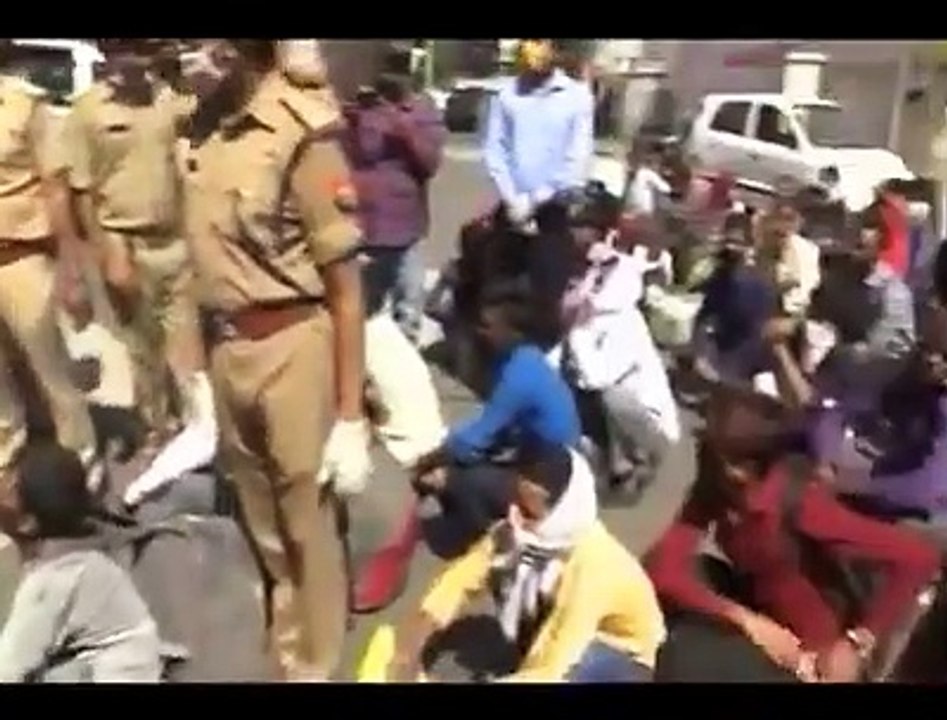 यूपी सीएम ने लखनऊ में पैदल चल रहे लोगों से जाना हाल-चाल