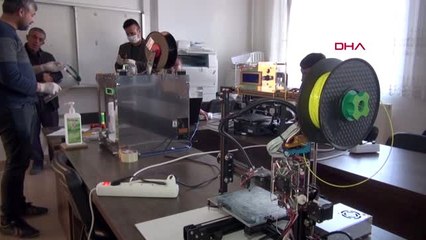 Kırşehir'de öğretmenler, 'siper maske' üretmeye başladı