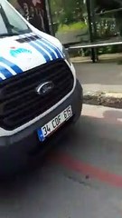 Üsküdar'da zabıta ekipleri bir babayı, oğlunun gözleri önünde darp etti