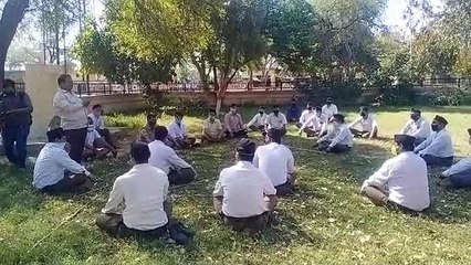 मथुरा: मंडी सचिव ने शोशल डिस्टेंस को लेकर की व्यपारियों की मीटिंग