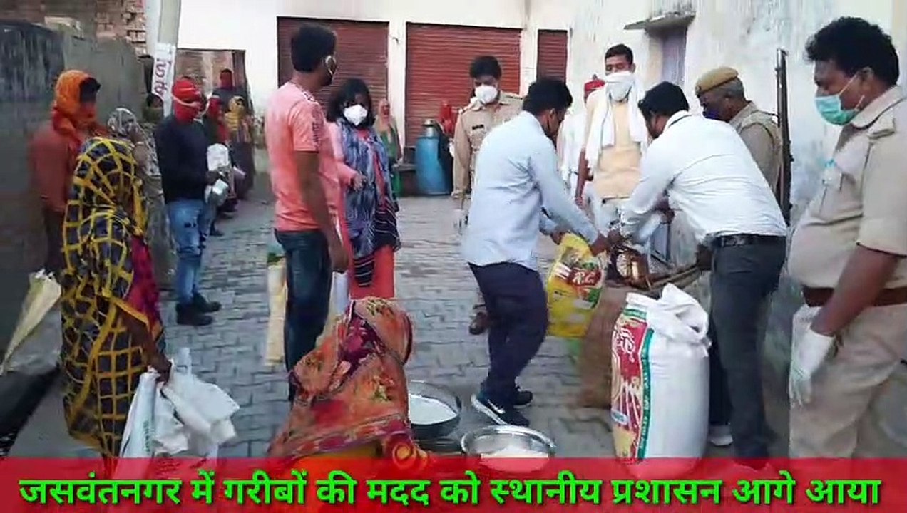 इटावा: जसवंतनगर में लॉकडाउन पर गरीबों की मदद के लिए SDM ने बांटी राशन सामिग्री