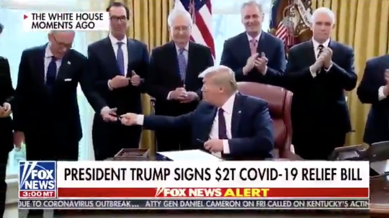 Trump signe un plan de relance puis propage le Coronavirus