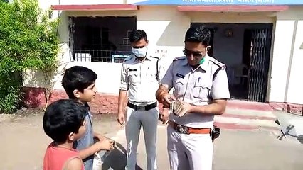 नीमच: सहयोग के लिए बच्चों ने सौंपी गुल्लक राशि