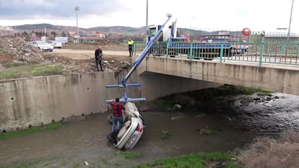 Kontrolden çıkan otomobil dereye uçtu: 2 yaralı