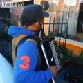 Il fait danser un couple en confinement avec son accordéon dans la rue !