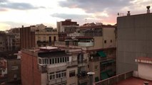 Barcelona aplaude una noche más a los sanitarios