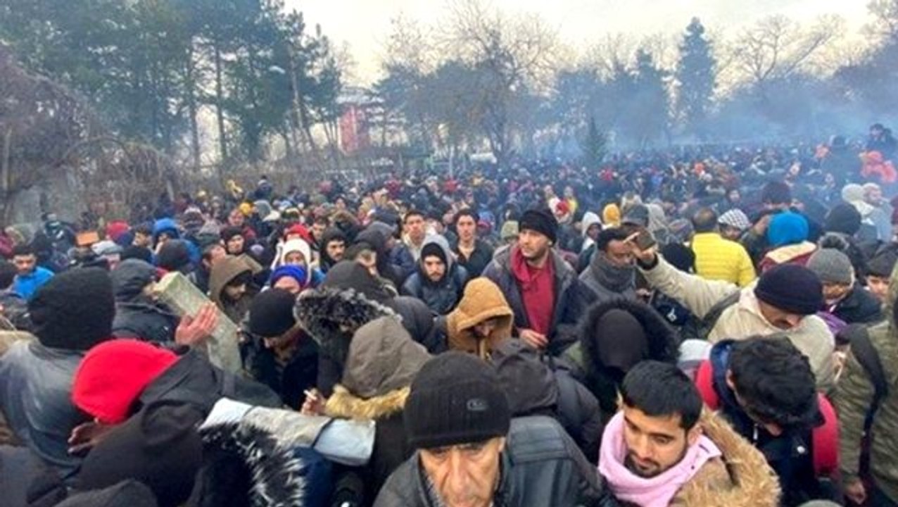 İçişleri Bakanı Soylu: Salgın nedeniyle Yunanistan sınırındaki mültecileri geri gönderme merkezlerine aldık