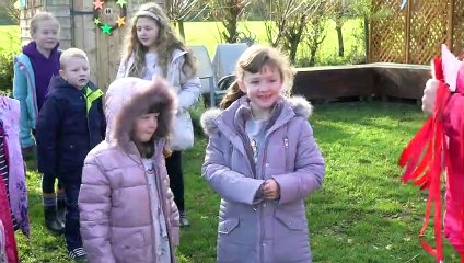 Sophia, Isabella e Alice Andando  de Cavalos Unicórnios