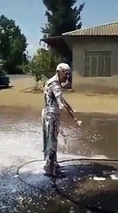 Corona Virüse Karşı İç Dış Yıkanan Amca