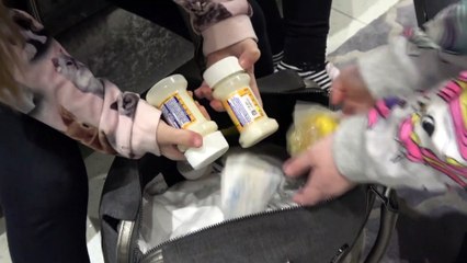 Sophia, Isabella e Alice Lendo Cartas