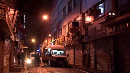 Fatih'teki bir iş hanında çıkan yangında 1 kişi yanarak feci şekilde can verdi