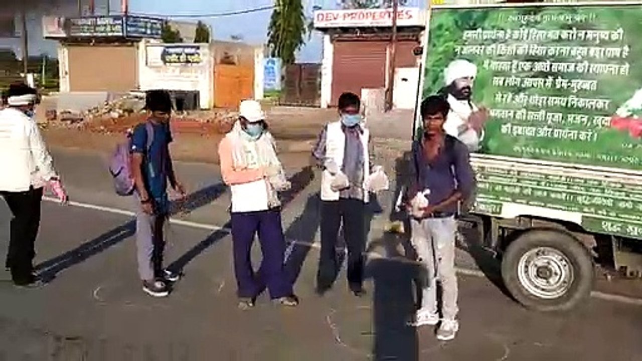 मथुरा: संस्था बांट रहीं है खाने के हजारों पैकेट, ताकि कोई भूखा न रह जाए