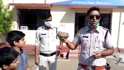 लॉकडाउन में बच्चों ने गुल्लक तोड़कर जरूरतमंदों को खाना खिलाने के लिए पुलिस को सौंपे रुपए