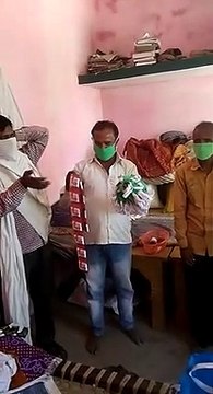 प्रयागराज: हसनपुर के प्रधान ने ग्रामीणों को बांटा मास्क और साबुन, लिया बेहतर स्वास्थ्य का संकल्प